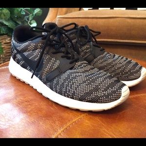 Women's Nike Roshe Shoes 7.5